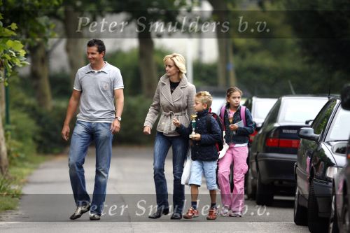 Muiderberg 20 augustus 2007
Richard Krajicek en Daphne Deckers brengen hun kinderen alec en Emma naar school. Vandaag begon het nieuwe schooljaar.