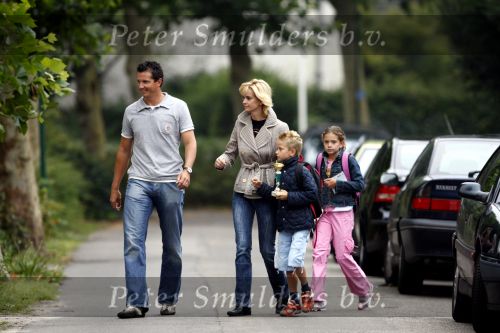 Muiderberg 20 augustus 2007
Richard Krajicek en Daphne Deckers brengen hun kinderen alec en Emma naar school. Vandaag begon het nieuwe schooljaar.