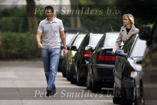 Muiderberg 20 augustus 2007
Richard Krajicek en Daphne Deckers brengen hun kinderen alec en Emma naar school. Vandaag begon het nieuwe schooljaar.