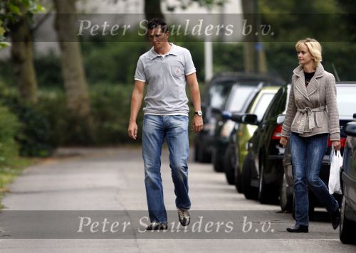 Muiderberg 20 augustus 2007
Richard Krajicek en Daphne Deckers brengen hun kinderen alec en Emma naar school. Vandaag begon het nieuwe schooljaar.