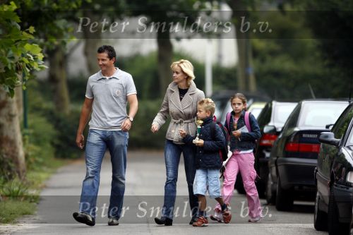 Muiderberg 20 augustus 2007
Richard Krajicek en Daphne Deckers brengen hun kinderen alec en Emma naar school. Vandaag begon het nieuwe schooljaar.