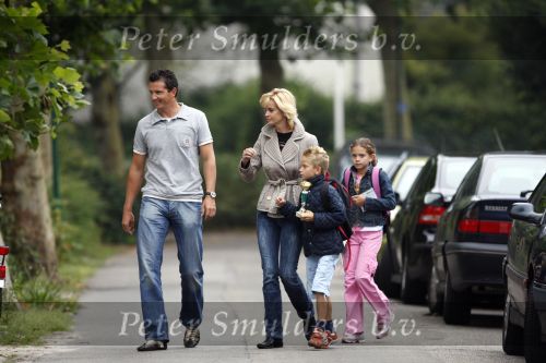 Muiderberg 20 augustus 2007
Richard Krajicek en Daphne Deckers brengen hun kinderen alec en Emma naar school. Vandaag begon het nieuwe schooljaar.