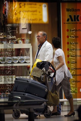 Schiphol 15 augustus 2007
Rob de Nijs en zijn vriendin Henriette komen terug van vakantie in Spanje.