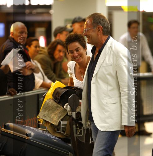 Schiphol 15 augustus 2007
Rob de Nijs en zijn vriendin Henriette komen terug van vakantie in Spanje.