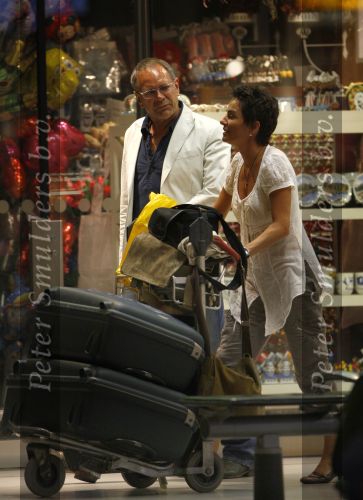 Schiphol 15 augustus 2007
Rob de Nijs en zijn vriendin Henriette komen terug van vakantie in Spanje.