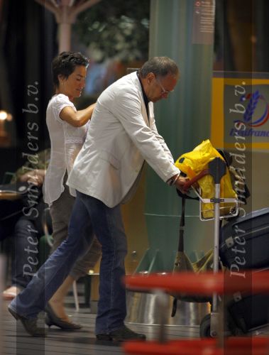 Schiphol 15 augustus 2007
Rob de Nijs en zijn vriendin Henriette komen terug van vakantie in Spanje.