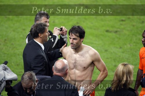 Amsterdam 8 september 2007
kwalificatieduel voor EK tussen Nederland en Bulgarije in de amsterdam arena. Nederland wint met 2-0. Ruud v Nistelrooy krijgt schouderklopje van Marco v Basten