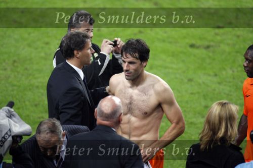 Amsterdam 8 september 2007
kwalificatieduel voor EK tussen Nederland en Bulgarije in de amsterdam arena. Nederland wint met 2-0. Ruud v Nistelrooy krijgt schouderklopje van Marco v Basten