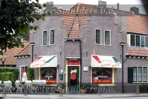 Laren 8 september 2007
Sander Vahle met zijn kinderen  Julian en Noah aan het winkelen en bij zijn tijdelijke huis.