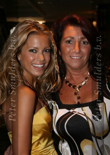Noordwijk, 1 September 2007 Jacky Fair met o.a. modeshow van Danie Bles.
Sylvie v d Vaart ( Sylvie Meis ) met haar schoonmoeder