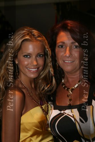 Noordwijk, 1 September 2007 Jacky Fair met o.a. modeshow van Danie Bles.
Sylvie v d Vaart ( Sylvie Meis ) met haar schoonmoeder