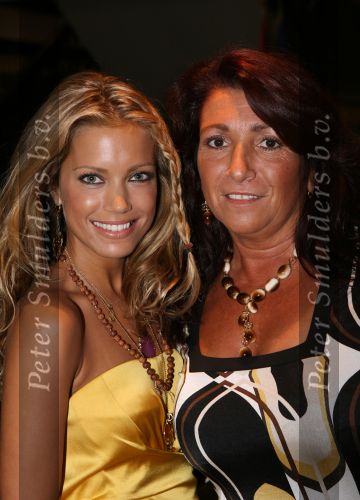 Noordwijk, 1 September 2007 Jacky Fair met o.a. modeshow van Danie Bles.
Sylvie v d Vaart ( Sylvie Meis ) met haar schoonmoeder