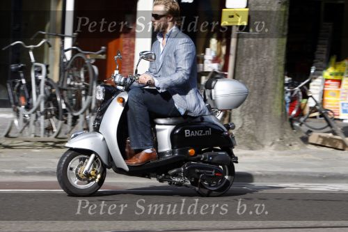 Amsterdam 28 augustus 2007
Thijs Romer op zijn scooter in amsterdam.