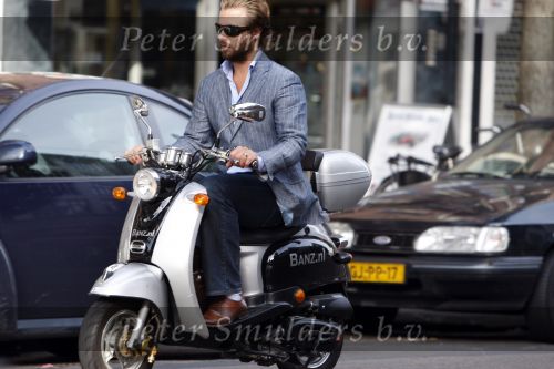 Amsterdam 28 augustus 2007
Thijs Romer op zijn scooter in amsterdam.