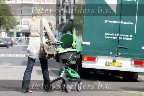 Amsterdam 20 augustus 2007
Tooske Breugem Ragas achter de kinderwagen.