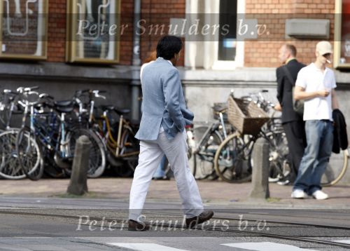Amsterdam 19 augustus 2007
Wibi Soerjadi met zijn nieuwe vriendin op de pc hooftstraat. Op het moment dat hij de fotograaf ziet rent hij tot 2x toe hard weg.