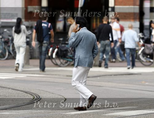 Amsterdam 19 augustus 2007
Wibi Soerjadi met zijn nieuwe vriendin op de pc hooftstraat. Op het moment dat hij de fotograaf ziet rent hij tot 2x toe hard weg.
