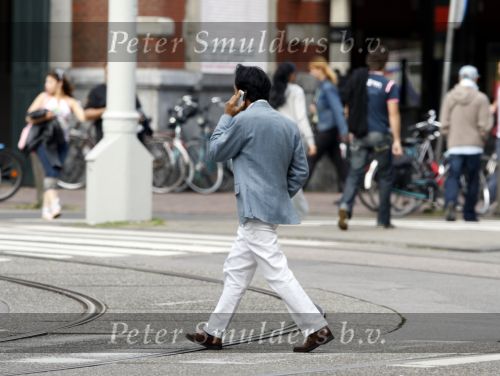 Amsterdam 19 augustus 2007
Wibi Soerjadi met zijn nieuwe vriendin op de pc hooftstraat. Op het moment dat hij de fotograaf ziet rent hij tot 2x toe hard weg.