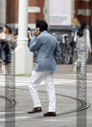Amsterdam 19 augustus 2007
Wibi Soerjadi met zijn nieuwe vriendin op de pc hooftstraat. Op het moment dat hij de fotograaf ziet rent hij tot 2x toe hard weg.