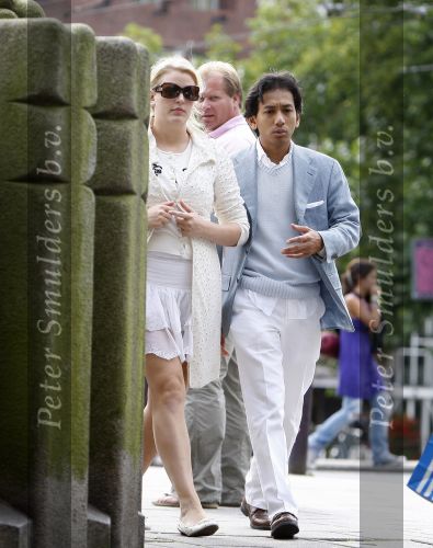 Amsterdam 19 augustus 2007
Wibi Soerjadi met zijn nieuwe vriendin op de pc hooftstraat. Op het moment dat hij de fotograaf ziet rent hij tot 2x toe hard weg.