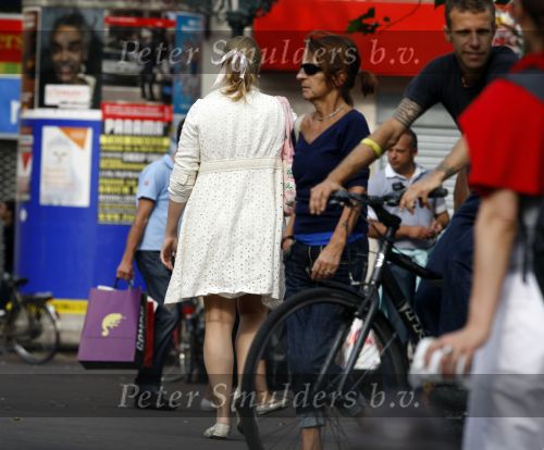 Amsterdam 19 augustus 2007
Wibi Soerjadi met zijn nieuwe vriendin op de pc hooftstraat. Op het moment dat hij de fotograaf ziet rent hij tot 2x toe hard weg.