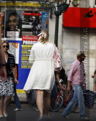 Amsterdam 19 augustus 2007
Wibi Soerjadi met zijn nieuwe vriendin op de pc hooftstraat. Op het moment dat hij de fotograaf ziet rent hij tot 2x toe hard weg.