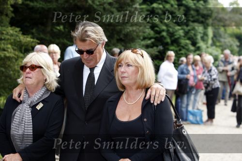 Amsterdam 23 augustus  2007
Begrafenis Jos Brink in Carre de Duif en de Oosterbegraafplaats. Willeke Alberti met Jeroen Krabbe en zijn vrouw Herma