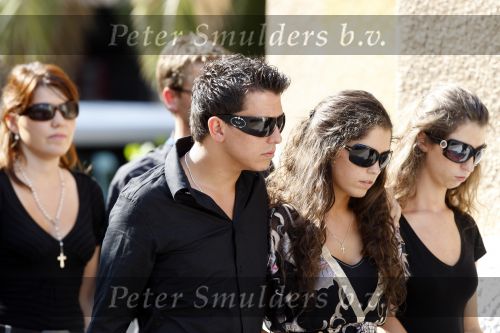 Ibiza 4 september 2007
Xavier Cabau, de vader van Yolanthe Cabau v Kasbergen wordt begraven. Jan Smit ondersteund haar.