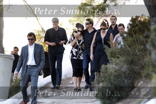 Ibiza 4 september 2007
Xavier Cabau, de vader van Yolanthe Cabau v Kasbergen wordt begraven. Jan Smit ondersteund haar.