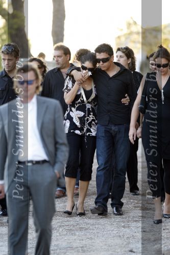 Ibiza 4 september 2007
Xavier Cabau, de vader van Yolanthe Cabau v Kasbergen wordt begraven. Jan Smit ondersteund haar.