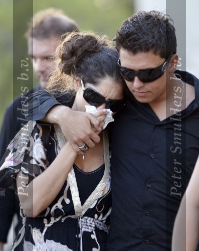 Ibiza 4 september 2007
Xavier Cabau, de vader van Yolanthe Cabau v Kasbergen wordt begraven. Jan Smit ondersteund haar.