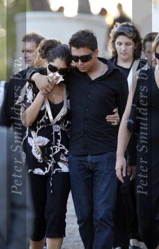 Ibiza 4 september 2007
Xavier Cabau, de vader van Yolanthe Cabau v Kasbergen wordt begraven. Jan Smit ondersteund haar.