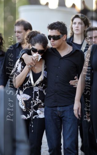 Ibiza 4 september 2007
Xavier Cabau, de vader van Yolanthe Cabau v Kasbergen wordt begraven. Jan Smit ondersteund haar.