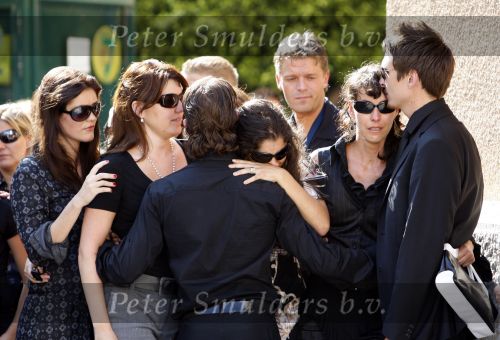 Ibiza 4 september 2007
Xavier Cabau, de vader van Yolanthe Cabau v Kasbergen wordt begraven. Jan Smit ondersteund haar.