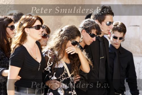 Ibiza 4 september 2007
Xavier Cabau, de vader van Yolanthe Cabau v Kasbergen wordt begraven. Jan Smit ondersteund haar.