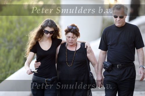 Ibiza 4 september 2007
Xavier Cabau, de vader van Yolanthe Cabau v Kasbergen wordt begraven. Jan Smit ondersteund haar. Moeder Yolanthe met man en dochter