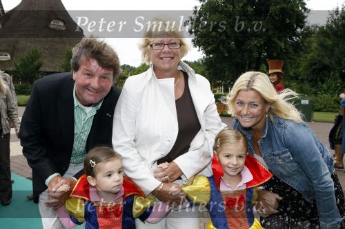 Kaatsheuvel 2 augustus 2009
Premiere show in de efteling. Albert West met vrouw dochter en kleinkind
Peter Smulders bv