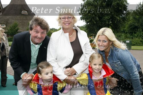 Kaatsheuvel 2 augustus 2009
Premiere show in de efteling. Albert West met vrouw dochter en kleinkind
Peter Smulders bv