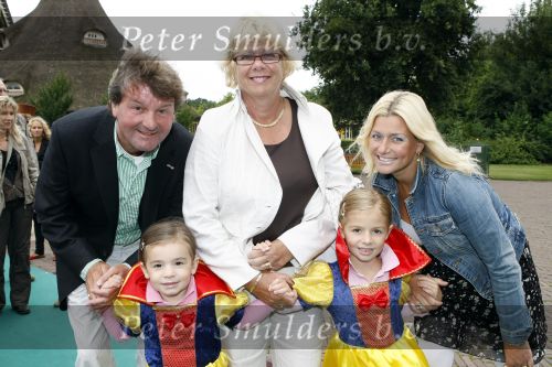 Kaatsheuvel 2 augustus 2009
Premiere show in de efteling. Albert West met vrouw dochter en kleinkind
Peter Smulders bv