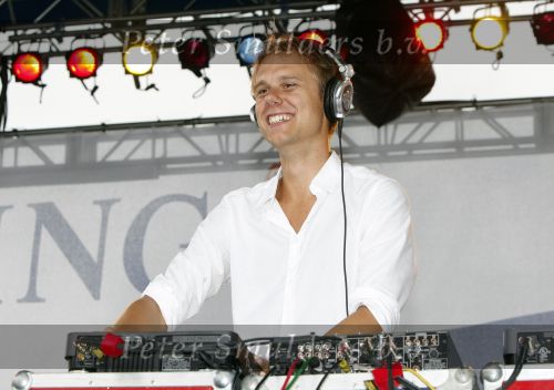 New York 12 september 2009
Armin van Buuren draait op Governor\'s island voor Prins Willem Alexander en prinses Maxima.
Peter Smulders bv