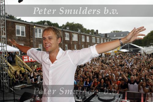 New York 12 september 2009
Armin van Buuren draait op Governor\'s island voor Prins Willem Alexander en prinses Maxima.
Peter Smulders bv