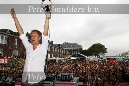 New York 12 september 2009
Armin van Buuren draait op Governor\'s island voor Prins Willem Alexander en prinses Maxima.
Peter Smulders bv