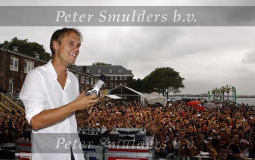 New York 12 september 2009
Armin van Buuren draait op Governor\'s island voor Prins Willem Alexander en prinses Maxima.
Peter Smulders bv