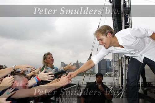 New York 12 september 2009
Armin van Buuren draait op Governor\'s island voor Prins Willem Alexander en prinses Maxima.
Peter Smulders bv