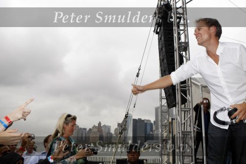 New York 12 september 2009
Armin van Buuren draait op Governor\'s island voor Prins Willem Alexander en prinses Maxima.
Peter Smulders bv