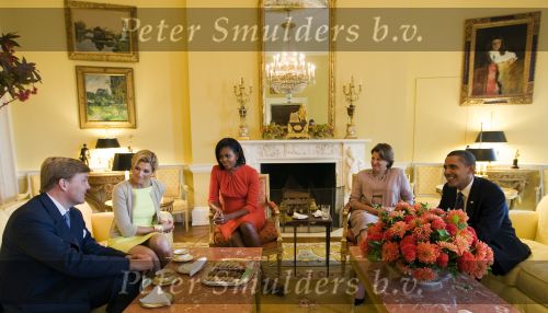 WASHINGTON - Prins Willem-Alexander (L) en prinses Maxima (2e van links) waren vrijdag te gast in het Witte Huis. Vanuit New York vlogen ze naar Washington voor een ontmoeting met First Lady Michelle Obama (3e van links). Later kwam ook de Amerikaanse president Barack Obama (R) langs voor een praatje met de Oranjes. Links van Barack Obama zit Chief of Staff Susan Sher.