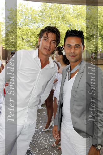 Amsterdam 1 augustus 2009
Gerard Joling heeft tijdens de gay pride in amsterdam een eigen boot met daarop diverse bekende nederlanders.Bart Ettekoven met zijn vriend
Peter Smulders bv