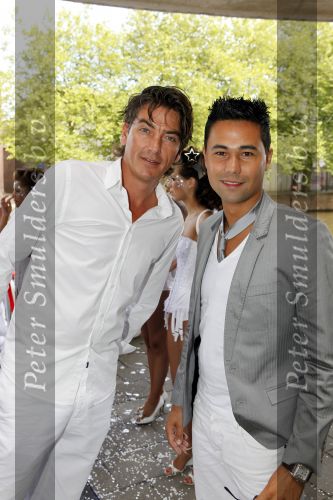 Amsterdam 1 augustus 2009
Gerard Joling heeft tijdens de gay pride in amsterdam een eigen boot met daarop diverse bekende nederlanders.Bart Ettekoven met zijn vriend
Peter Smulders bv