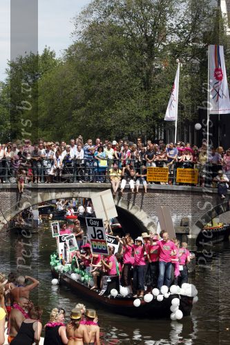 Amsterdam 1 augustus 2009
Boris v d Ham van D66 op boot tijdens gay pride.
Pteer Smulders bv