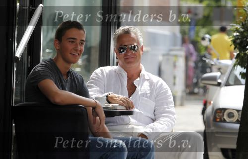 Amsterdam 20 augustus 2009
Bram en Nathan Moszkowicz op terras op de pc hooftstraat.
Peter Smulders bv